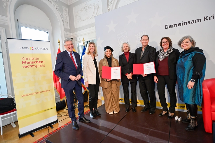 Foto in Beitrag von 5min.at: Man sieht die Verleihung des Kärntner Menschenrechtspreises 2023.