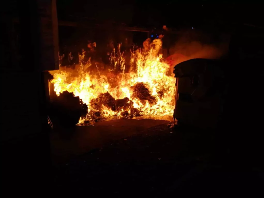 Müllinsel in Vollbrand: Feuerwehr mit schwerem Atemschutz im Einsatz