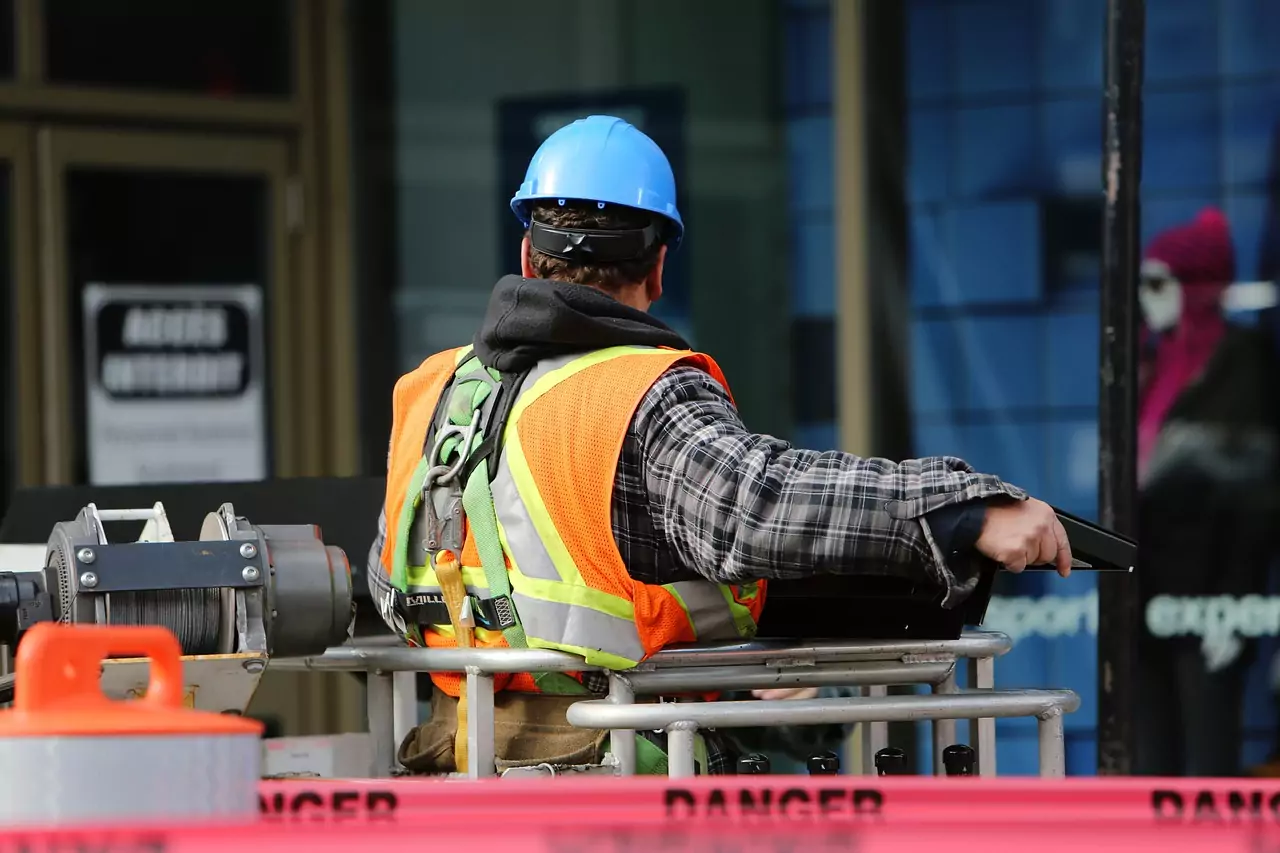 Das Bild auf 5min.at zeigt einen Bauarbeiter auf einer Baustelle.
