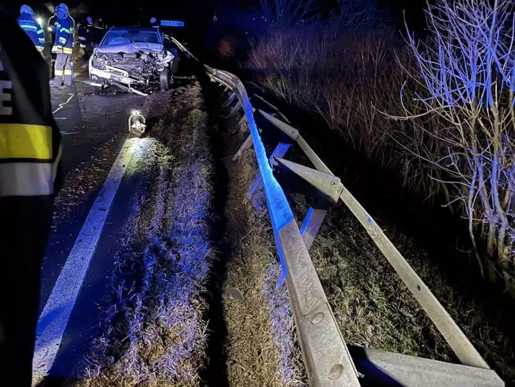 Das Bild auf 5min.at zeigt Feuerwehrmänner bei einem Einsatz auf der B100.