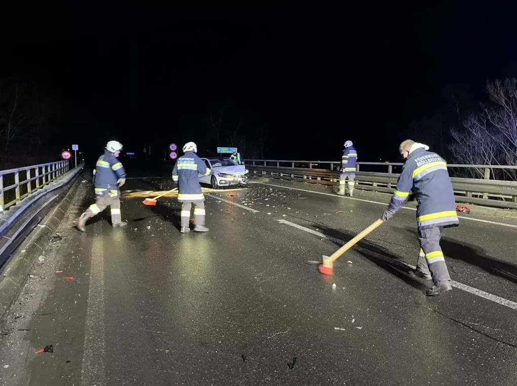 Das Bild auf 5min.at zeigt Feuerwehrmänner bei einem Einsatz auf der B100.