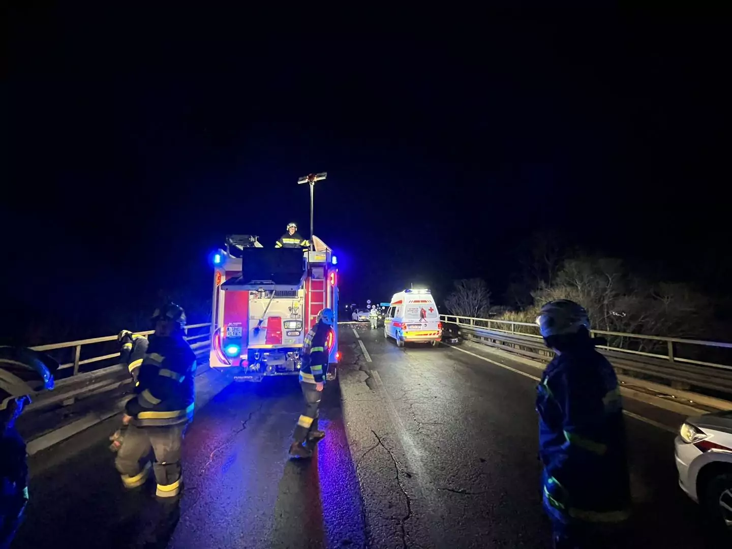 Das Bild auf 5min.at zeigt Feuerwehrmänner bei einem Einsatz auf der B100.
