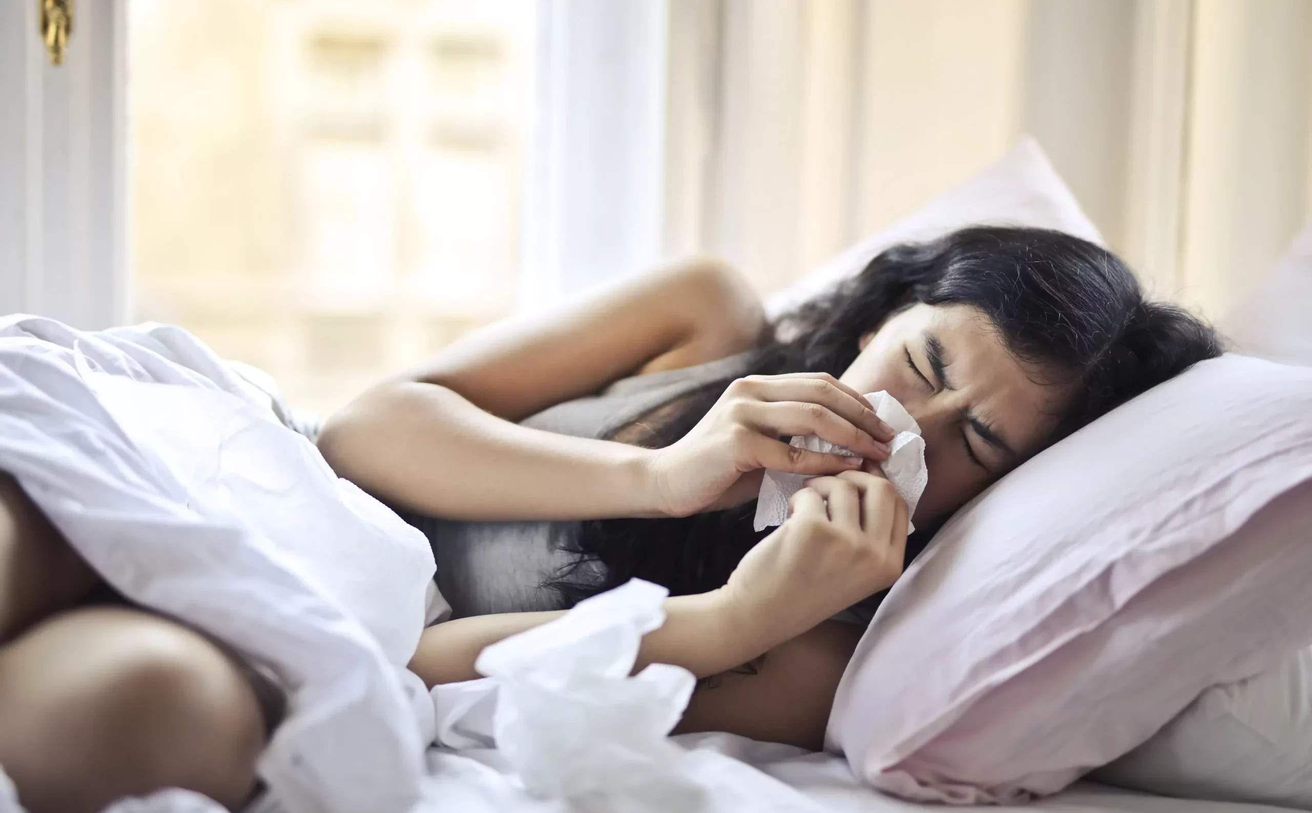 Symbolfoto auf 5min.at zeigt eine kranke Frau im Bett liegend.