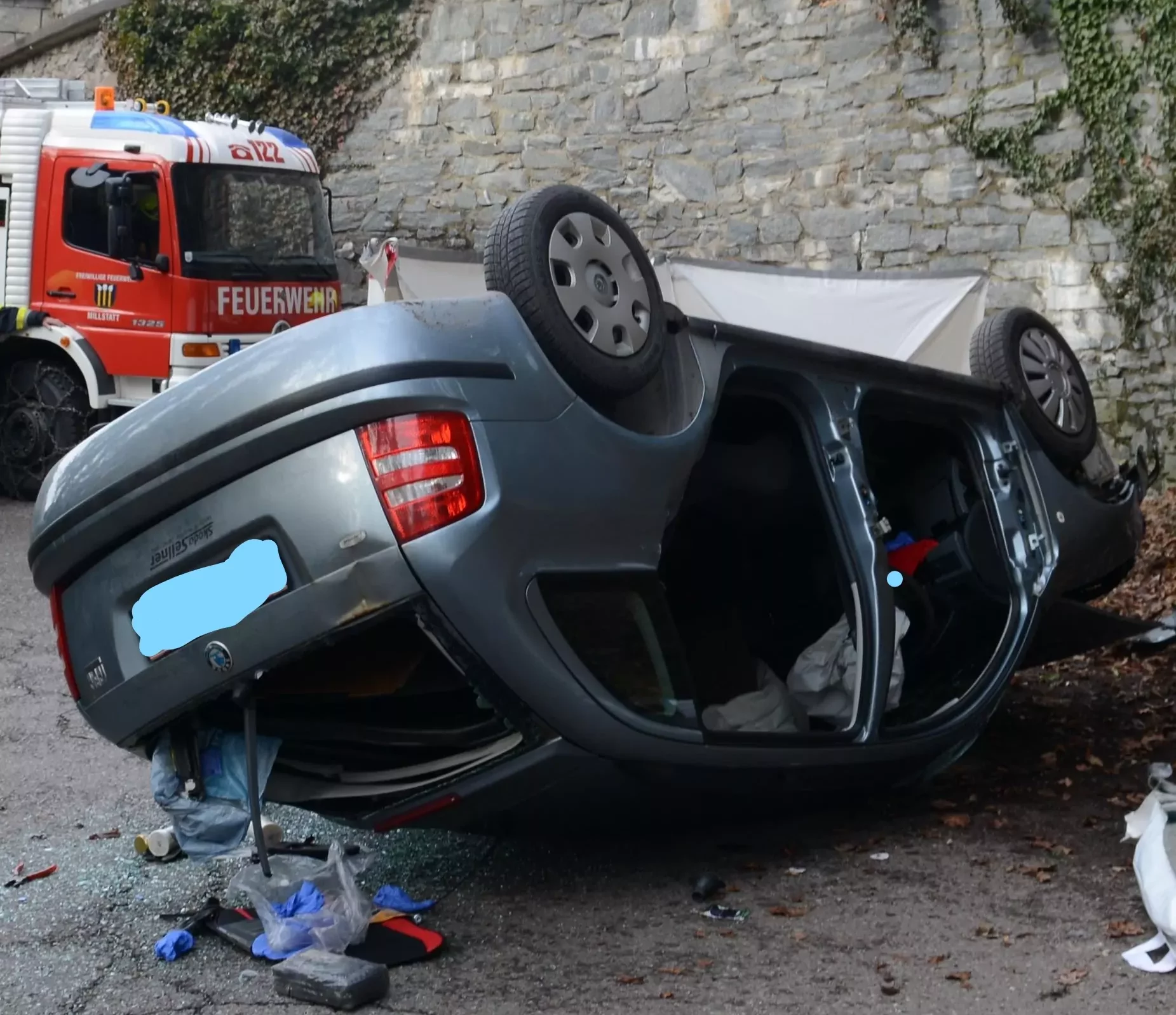 Fahrzeug stürzt über 7-Meter hohe Mauer – Fahrer verstirbt am Unfallort