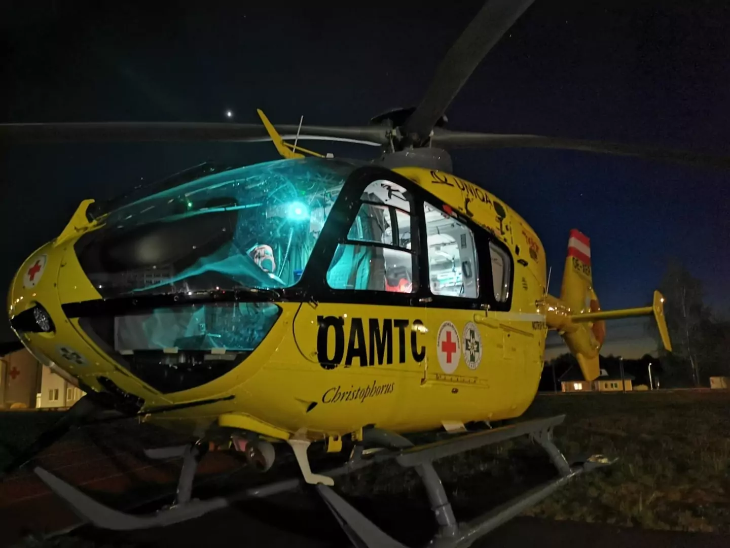 Bild auf 5min.at zeigt einen ÖAMTC-Hubschrauber.