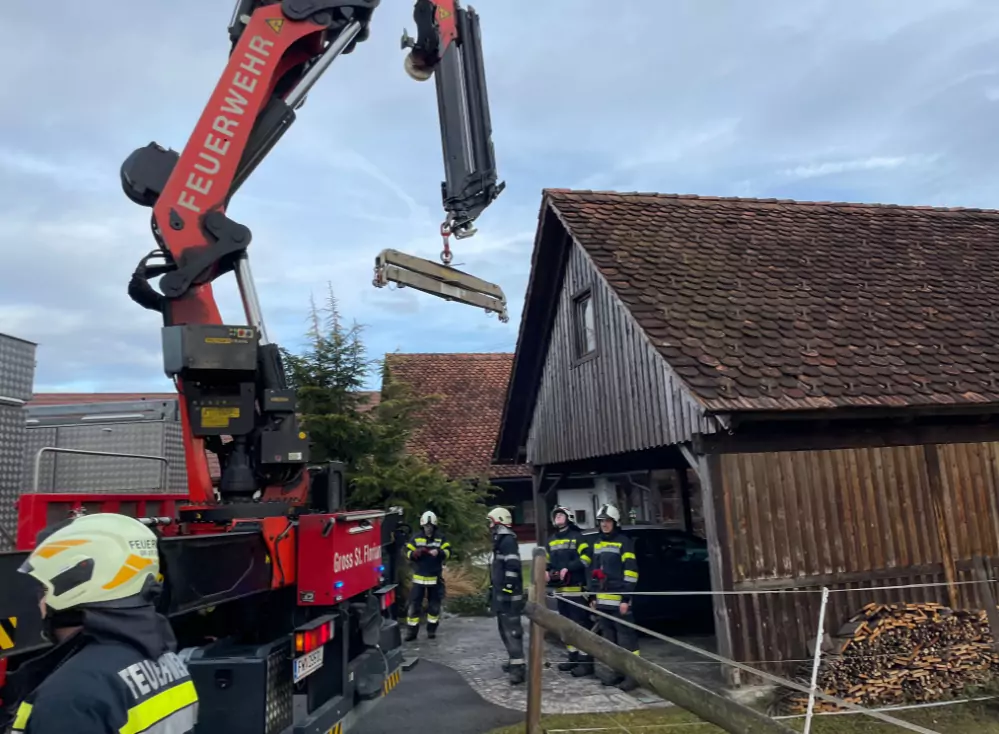Bild auf 5min.at zeigt Florianis der FF Markt Groß St. Florian bei einem Einsatz zur Pferderettung.