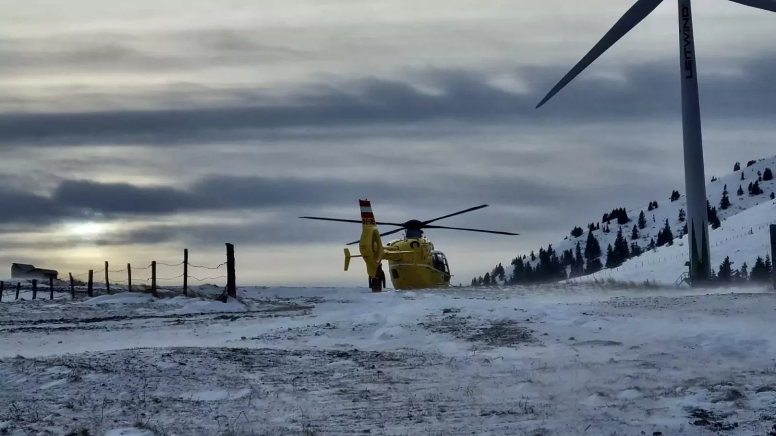 Bild auf 5min.at zeigt einem ÖAMTC-Hubschrauber beim Einsatz am Salzstiegl.