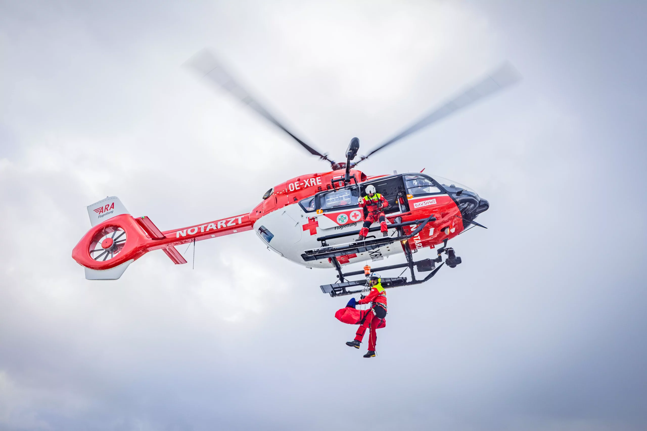 Ein Bild auf 5min.at zeigt einen Hubschrauber der ARA Flugrettung bei einer Windenbergung.