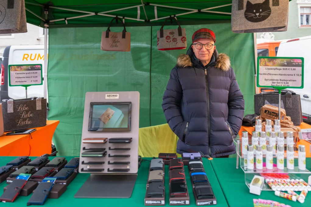Ein Bild auf 5min.at zeigt einen Standler am Kalten Markt in St. Veit an der Glan.