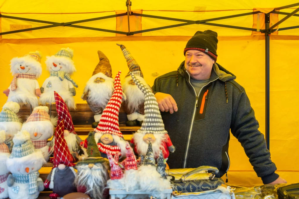 Ein Bild auf 5min.at zeigt einen Standler am Kalten Markt in St. Veit an der Glan.