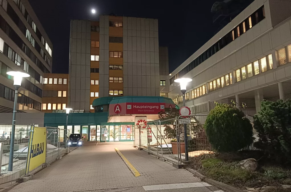 Foto auf 5min.at zeigt des Haupteingang des LKH Villach bei Nacht.