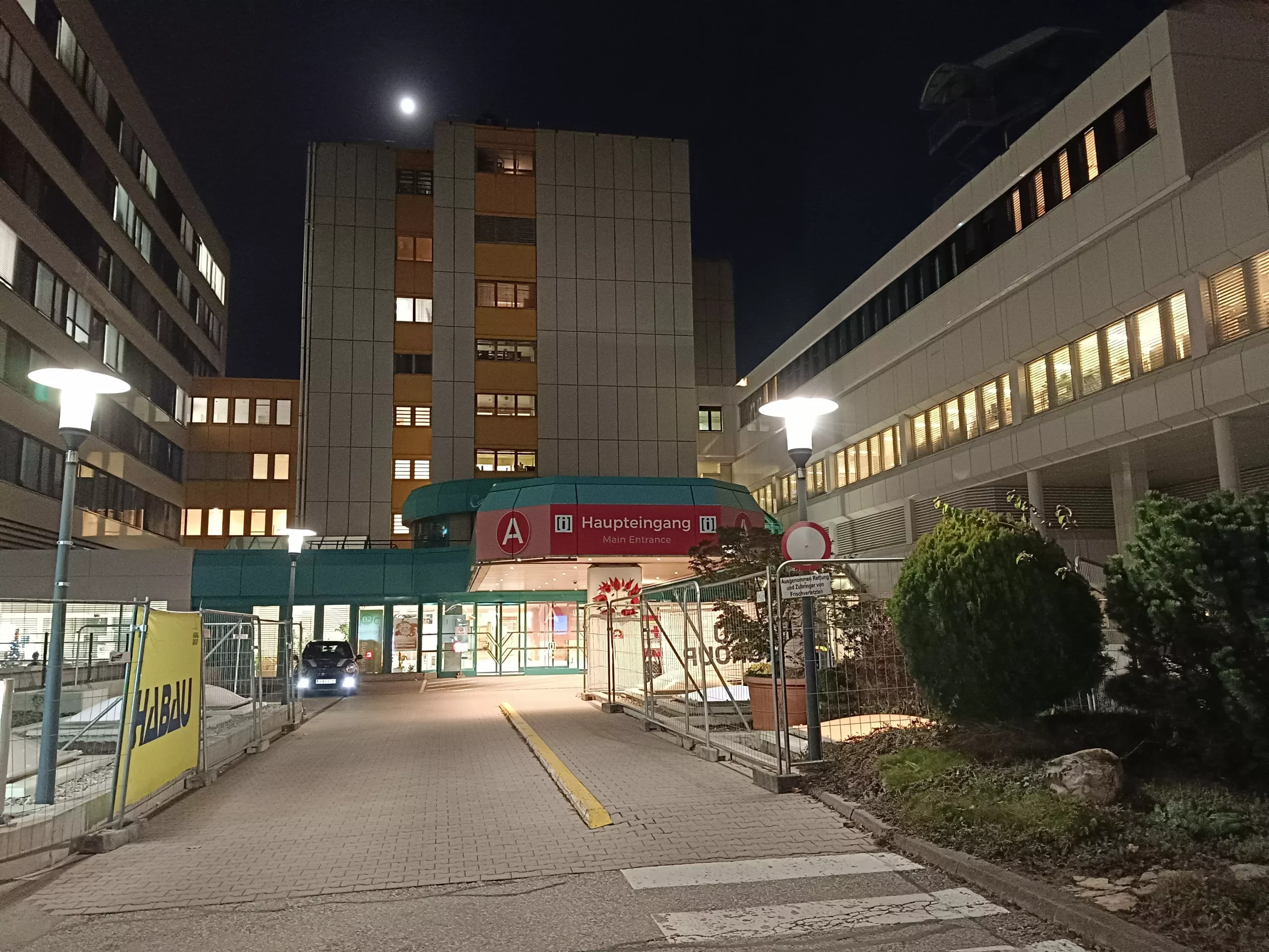 Foto auf 5min.at zeigt des Haupteingang des LKH Villach bei Nacht.