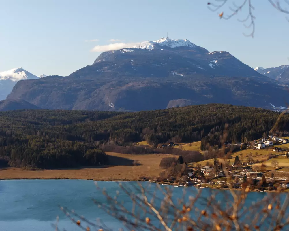 Foto auf 5min.at zeigt den Faaker See mit dem Dobratsch im Hintergrund.