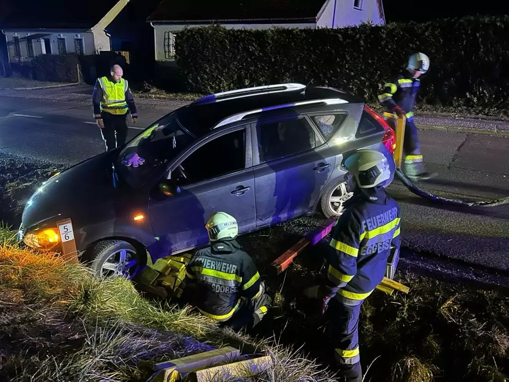 Auto kam von Straße ab und landete im Graben