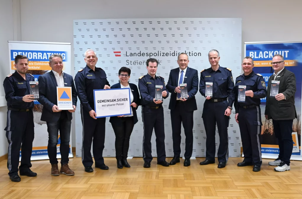 Bild auf 5min.at zeigt die Übergabe der Blackout-Folder an die Geschäftsführung der LPD Steiermark