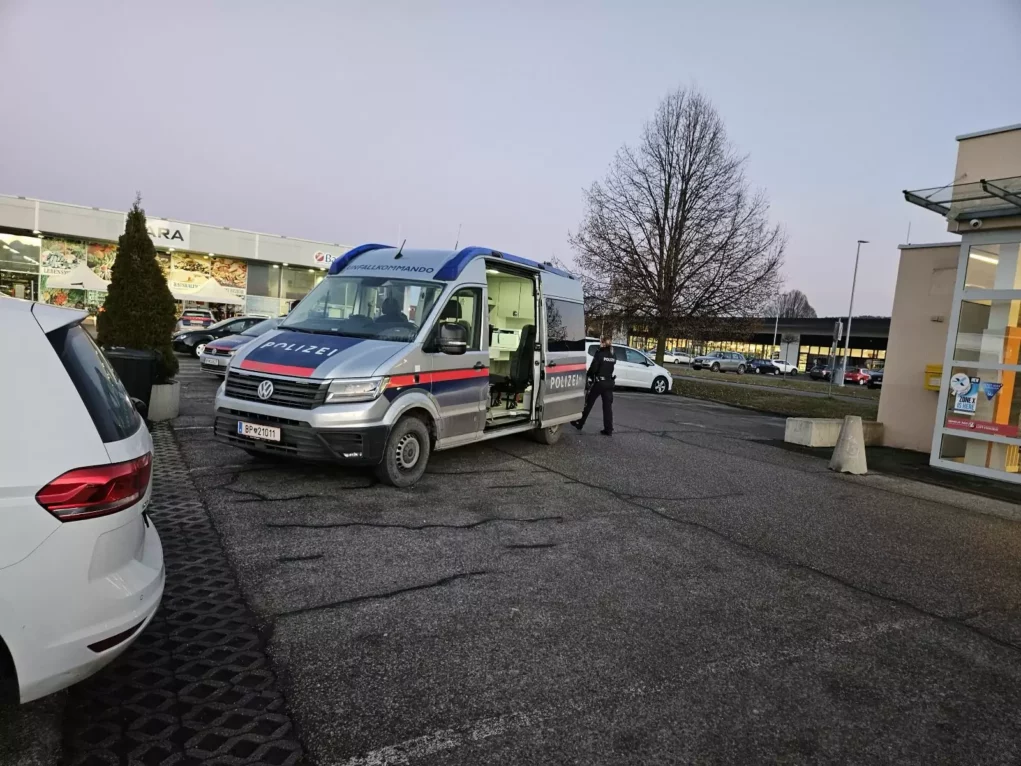 Bild auf 5min.at zeigt ein Polizeiauto bei einem Einsatz.