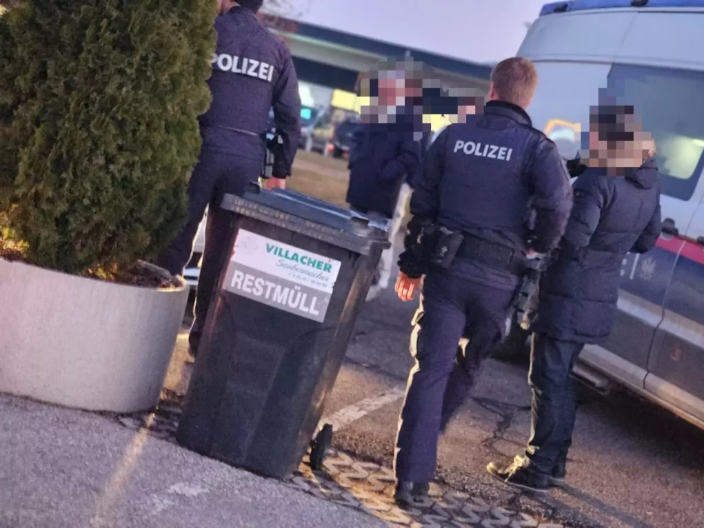 Bild auf 5min.at zeigt mehrere Polizeibeamte.