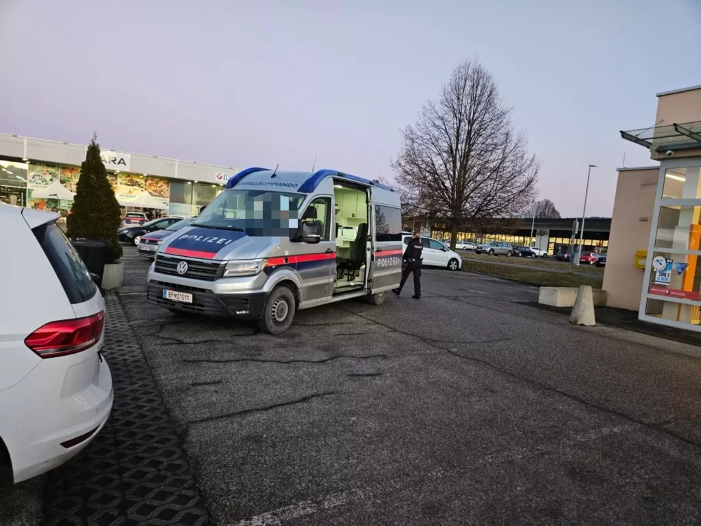 Das Bild auf 5min.at zeigt Beamte bei einem Einsatz in Villach.