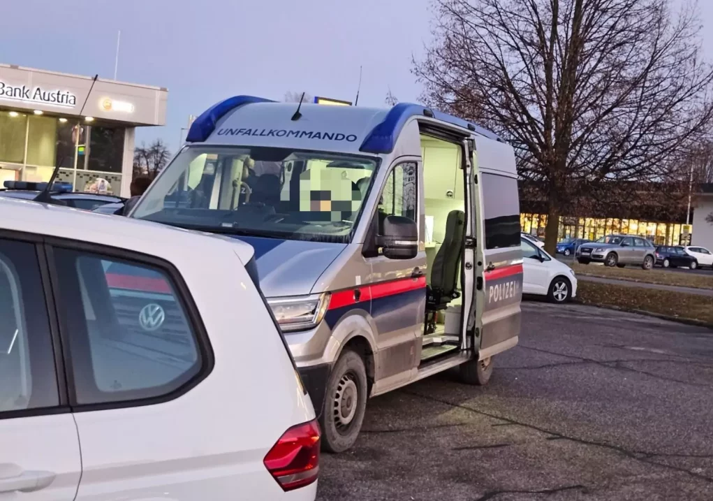 Das Bild auf 5min.at zeigt Beamte bei einem Einsatz in Villach.