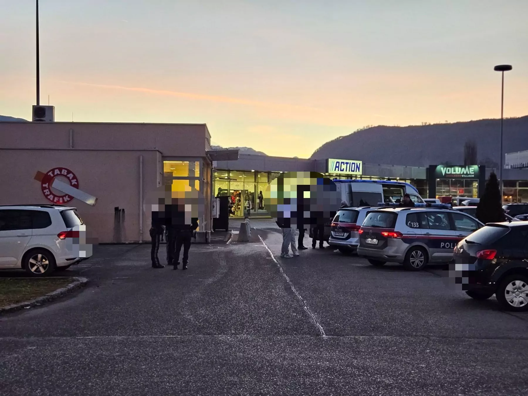 Das Bild auf 5min.at zeigt Beamte bei einem Einsatz in Villach.