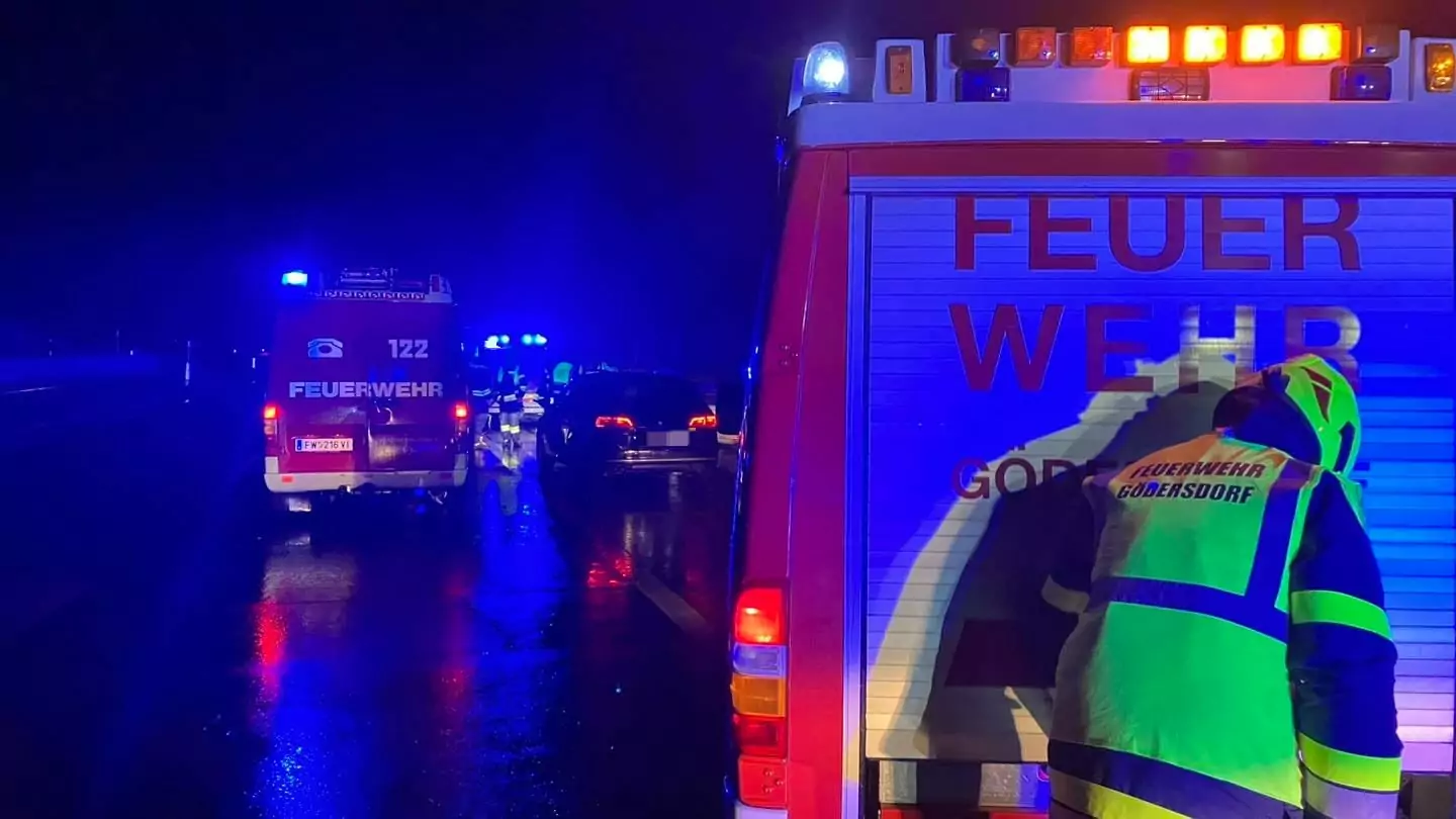 Ein Bild zeigt den Einsatz nach dem Verkehrsunfall auf der A2 Südautobahn.