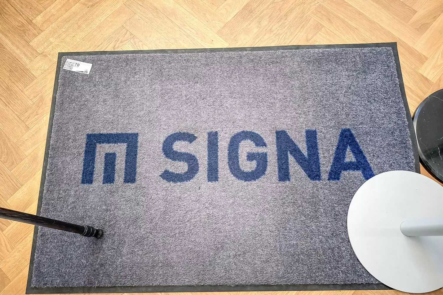 Foto in Beitrag von 5min.at: Zu sehen ist eine Signa-Fußmatte.