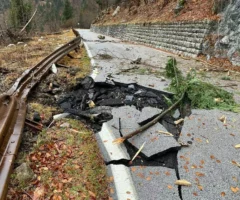 Bild auf 5min.at zeigt eine zerst&ouml;rte Stra&szlig;e.