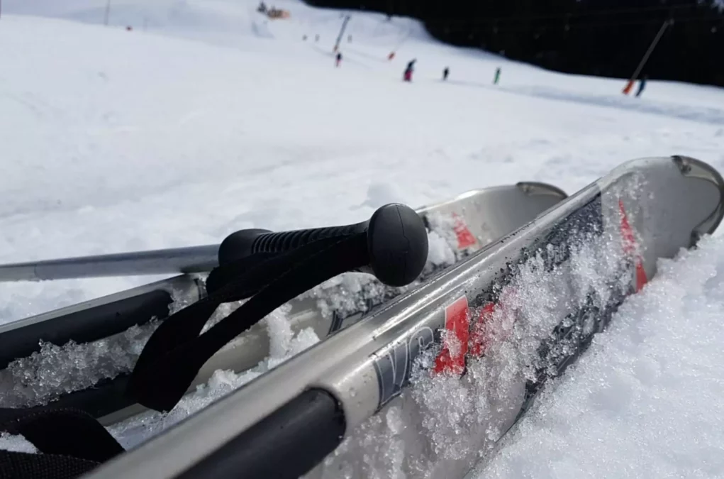 Ein Bild auf 5min.at zeigt ein paar Ski im Schnee.