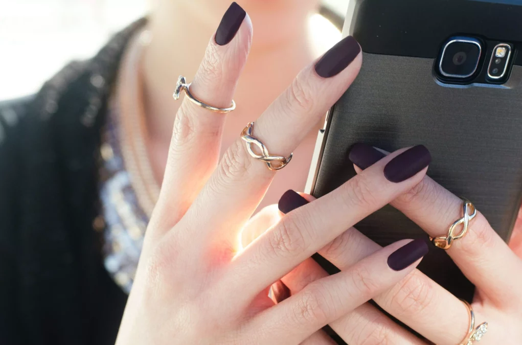 Ein Bild auf 5min.at zeigt eine Frau, die ein Smartphone in den H&auml;nden h&auml;lt.