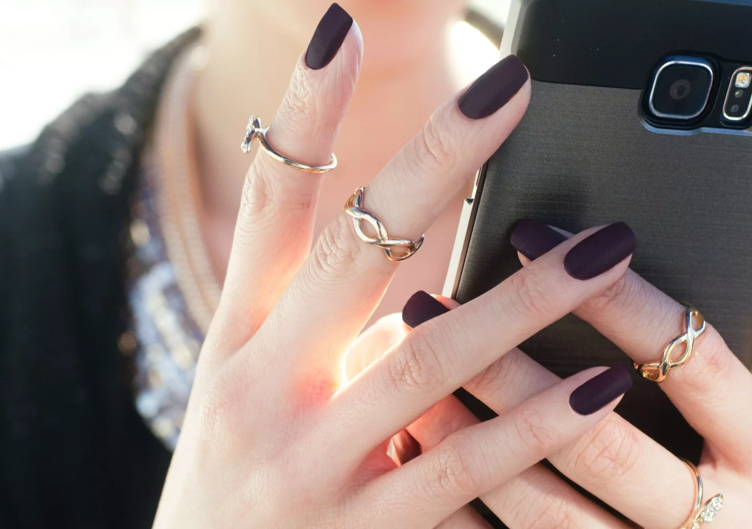 Ein Bild auf 5min.at zeigt eine Frau, die ein Smartphone in den Händen hält.