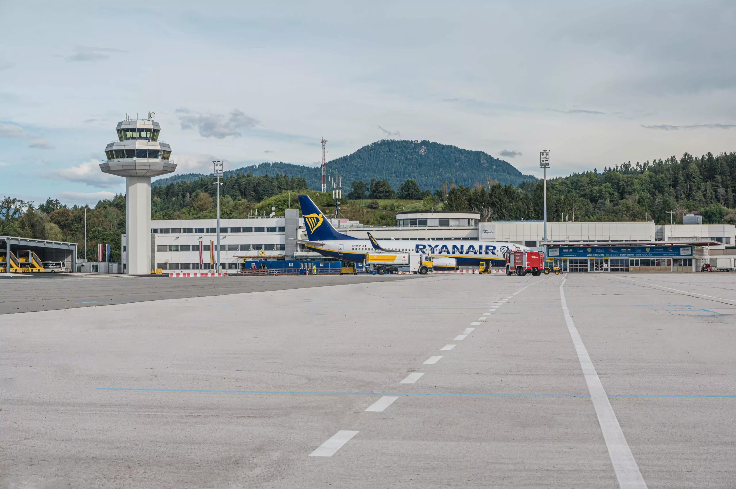 Foto in Beitrag von 5min.at: Zu sehen ist ein RyanAir Flugzeug am Klagenfurter Flughafen.