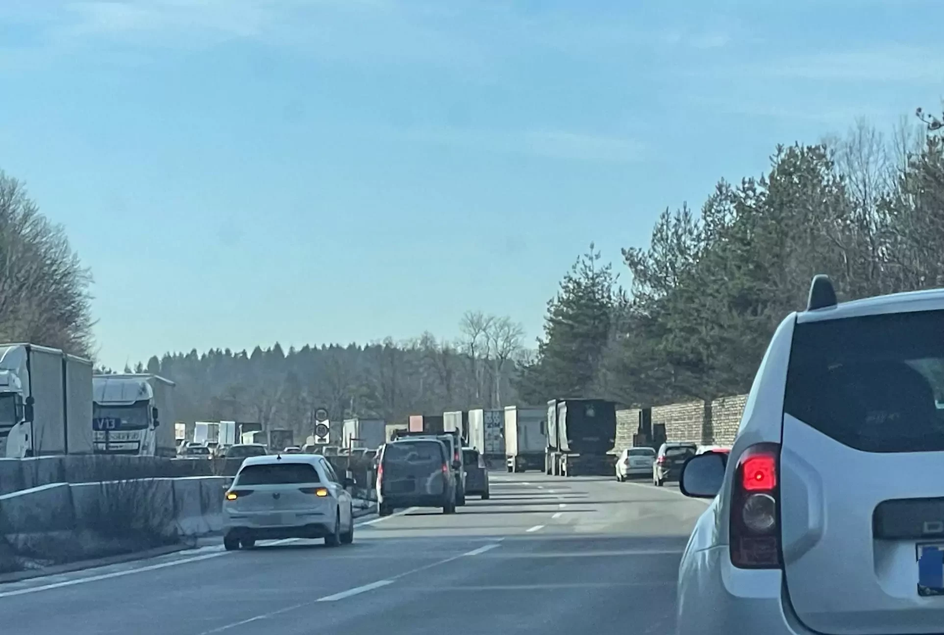 Ein Bild auf 5min.at zeigt einen Stau auf der A2 Südautobahn.