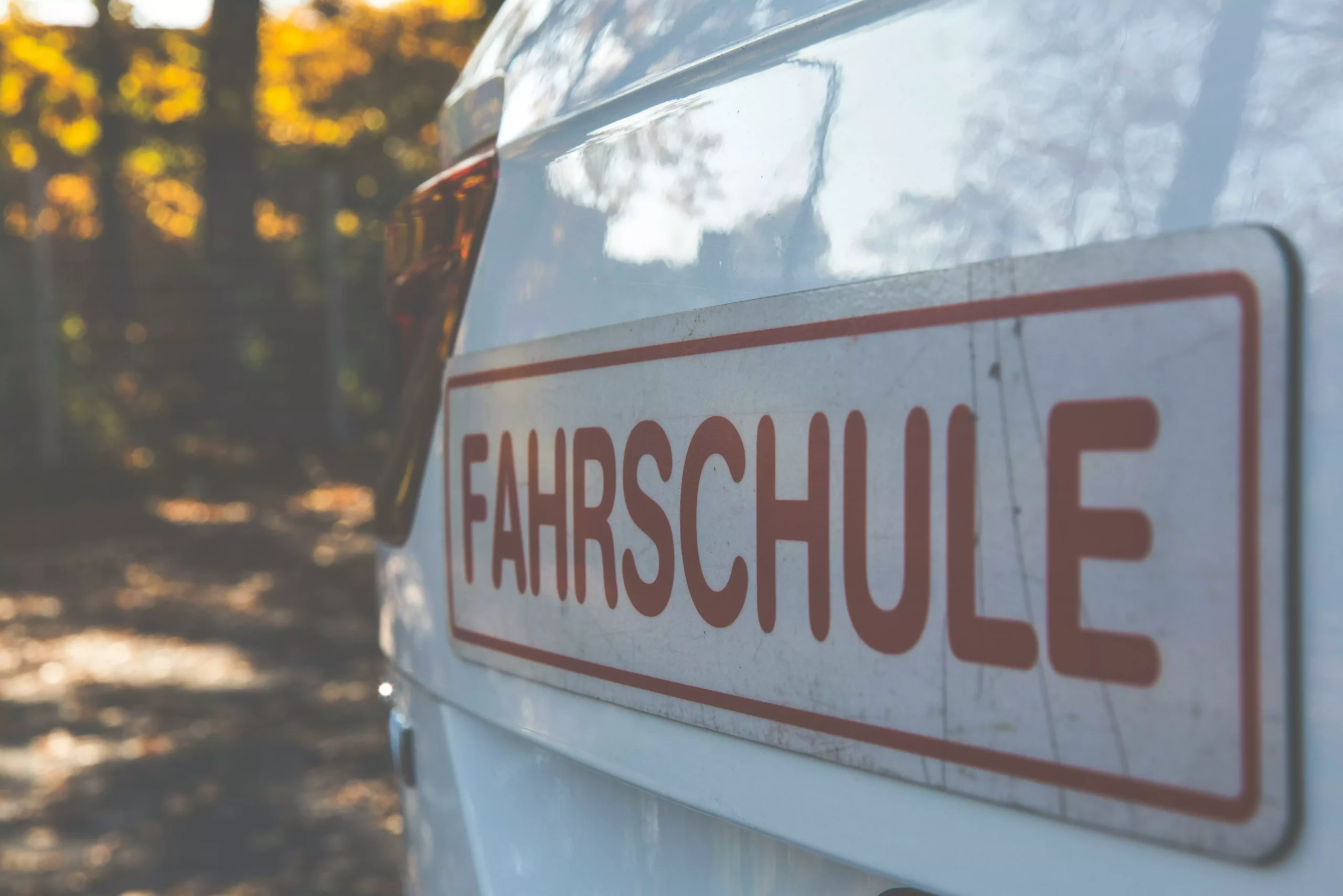 Bild auf 5min.at zeigt ein Fahrschulauto.