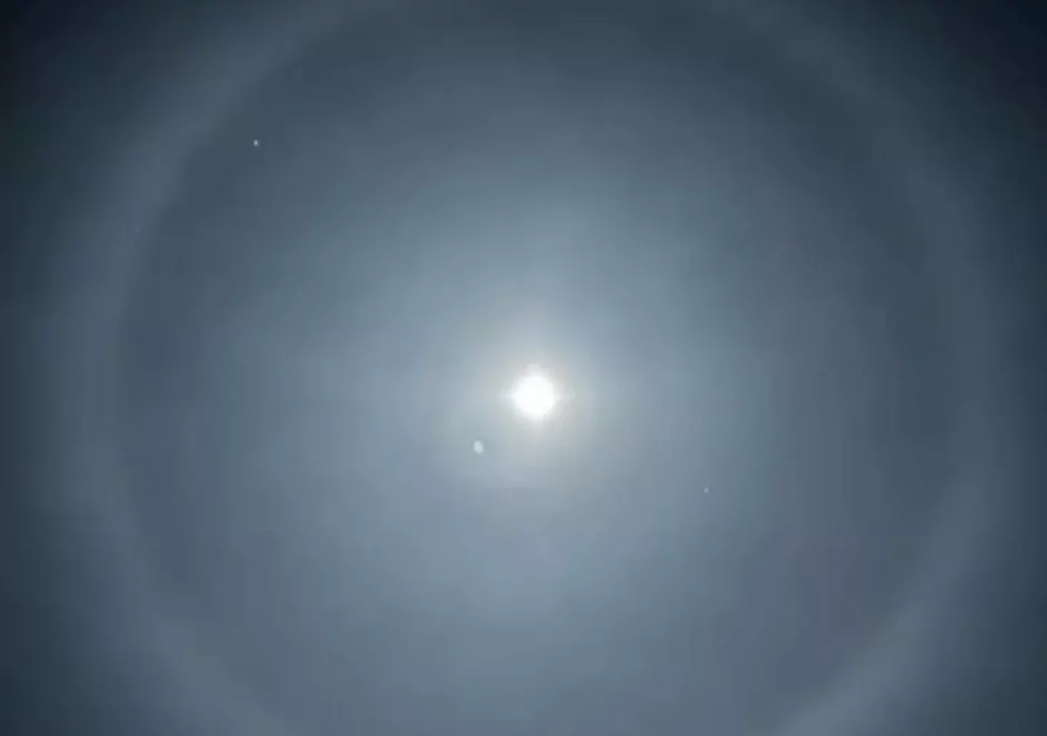 Mysteri&ouml;se Ringe um Mond &uuml;ber K&auml;rnten gesichtet