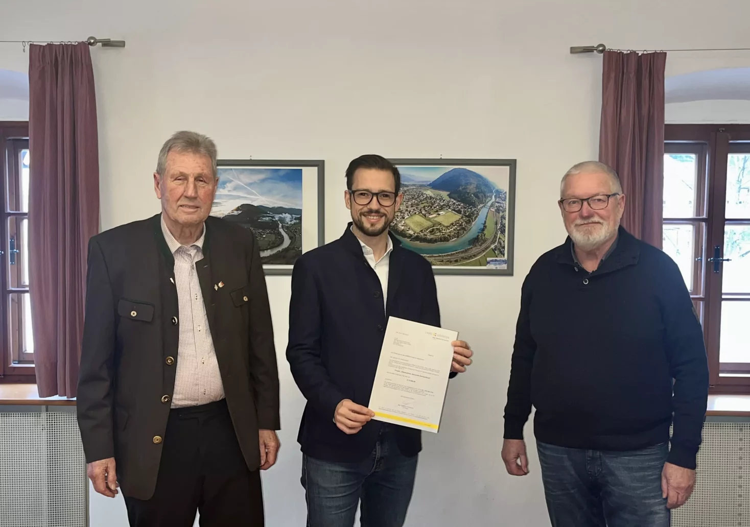 Ein Bild auf 5min.at zeigt B&uuml;rgermeister Wilfried Pichler, Energielandesrat Sebastian Schuschnig und Gemeinderat Johann Haas.