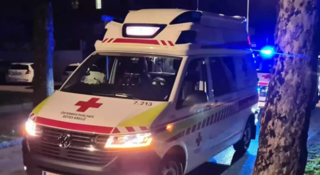 Foto in Beitrag von 5min.at: Zu sehen ist ein Rettungsauto in der Nacht in Klagenfurt..