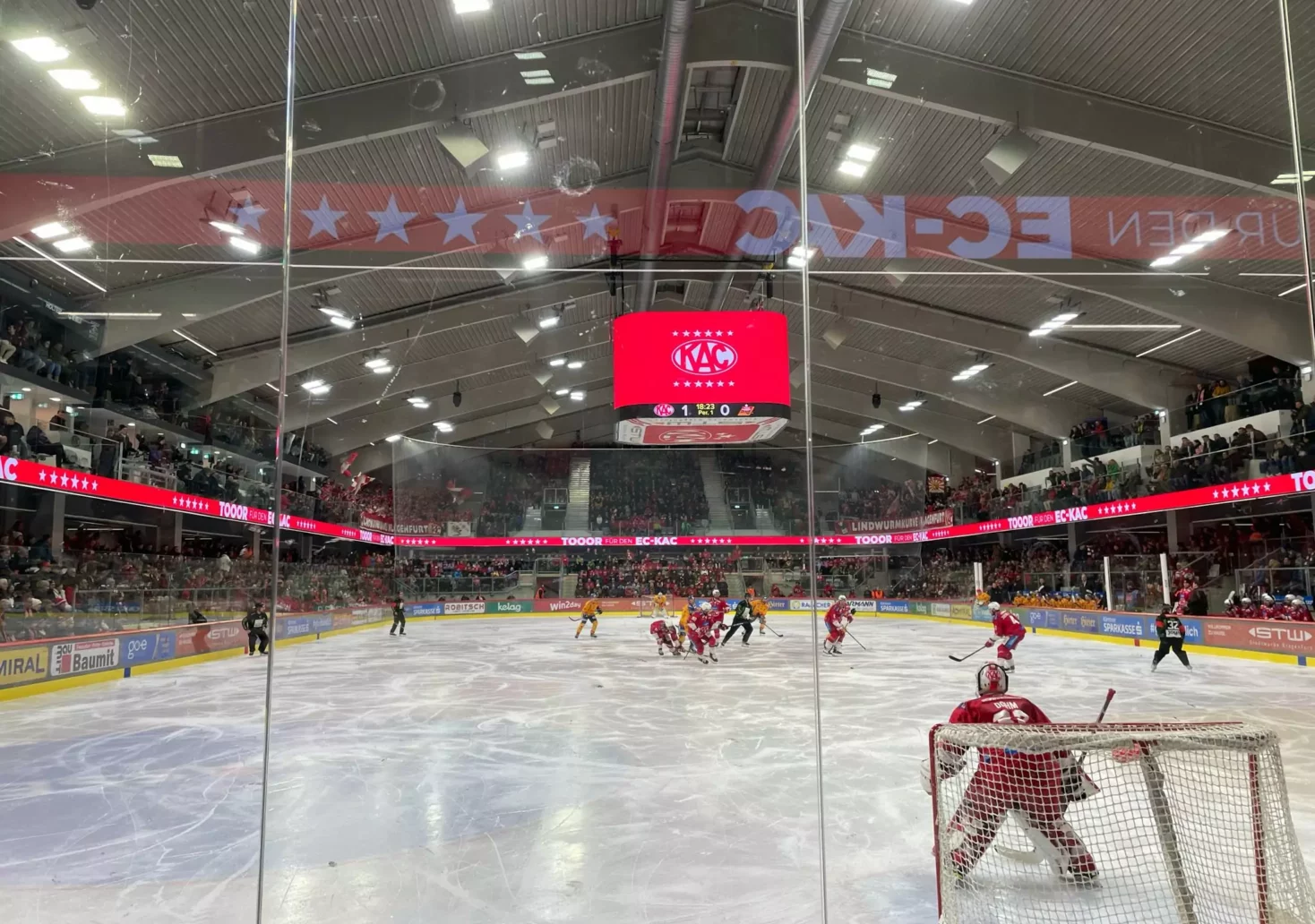 Foto auf 5min.at zeigt den KAC beim Spiel.