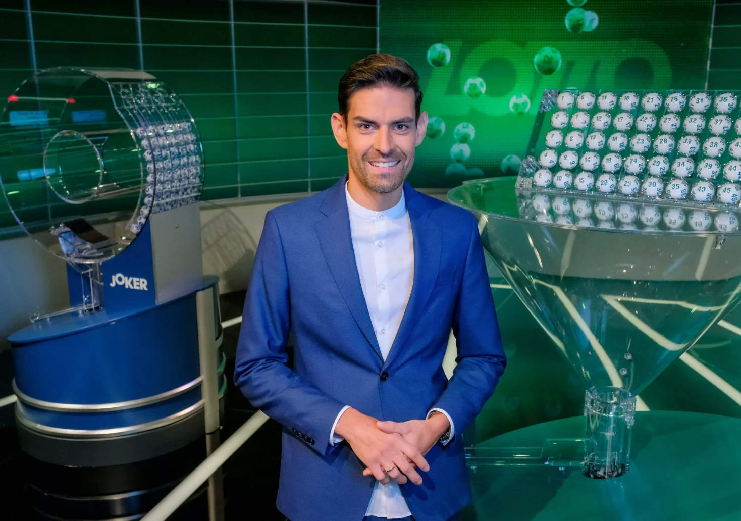 Ein Bild auf 5min.at zeigt den Moderator Ralph Huber-Blechinger bei der Lottoziehung.