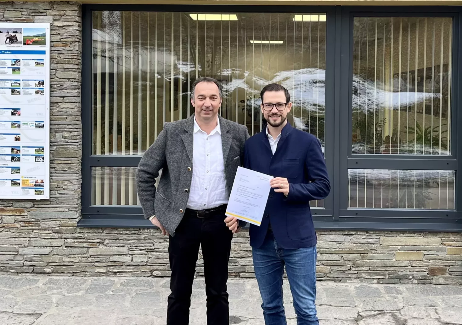 Das Lied von 5 Minuten zeigt B&uuml;rgermeister Wolfgang Krenn und Energielandesrat Sebastian Schuschnig