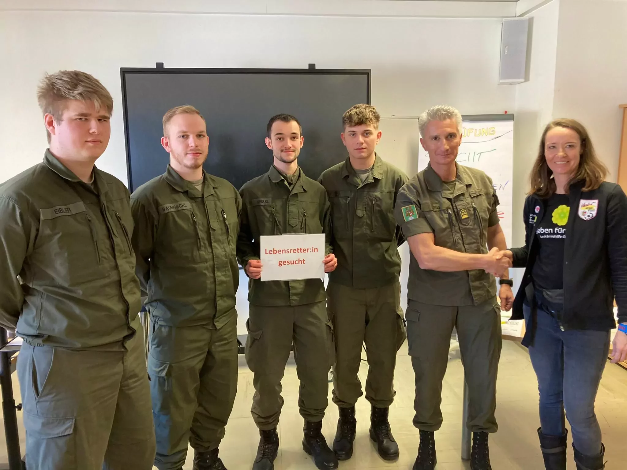 Am Bild: Julia Neugebauer („Geben für Leben“) und Oberst Stefan Lekas (Leiter Stabsarbeit und stv. Militärkommandant von Kärnten) mit Grundwehrdienern von der Lehrkompanie des Sanitätszentrums Süd (Laudon-Kaserne) (von rechts).