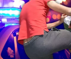 Bild auf 5min.at zeigt zwei M&auml;nner, die aufeinander einpr&uuml;geln. Im Hintergrund ist ein Polizeiauto zu sehen.