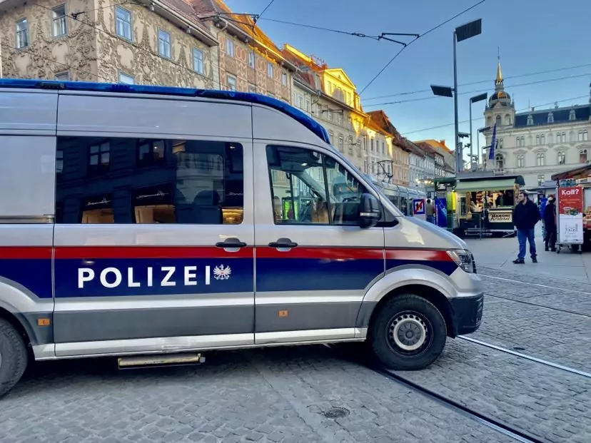 Symbolbild auf 5min.at zeigt ein Polizeiauto am Grazer Hauptplatz.