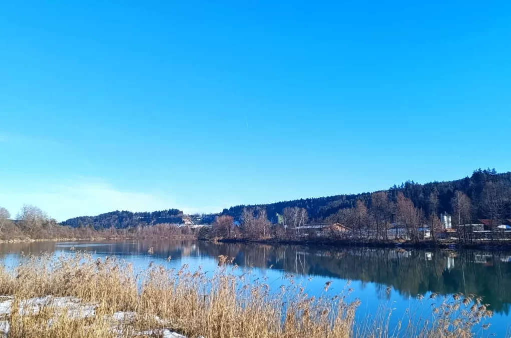 Ein Bild auf 5min.at zeigt die Drau an einem sonnigen Wintertag.