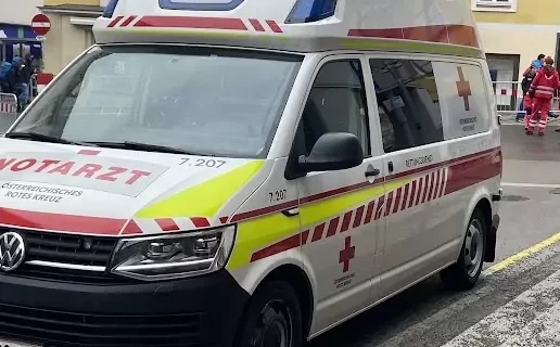 Foto in Beitrag von 5min.at: Zu sehen ist ein Rettungsauto in Villach.