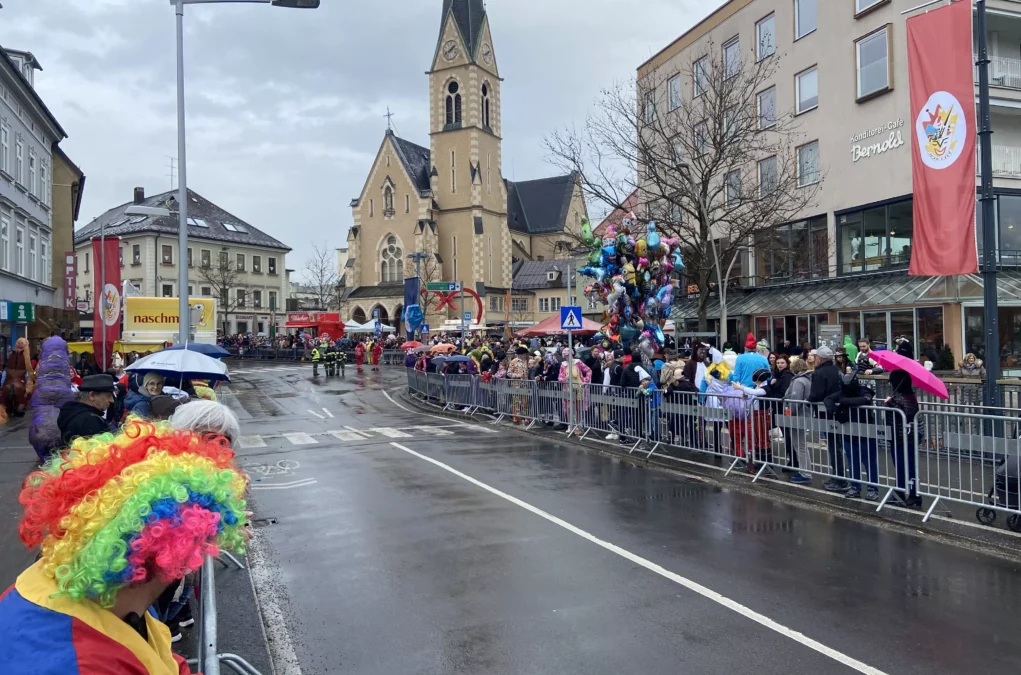 Ein Bild auf 5min.at zeigt Vorbereitungen für den Villacher Faschingsumzug. Die Absperrungen wurden errichtet. Erste Zuschauer versammeln sich.