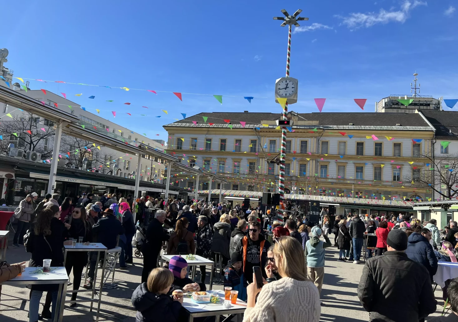 Ein Bild auf 5min.at zeigt den Fasching am Benediktinermarkt.
