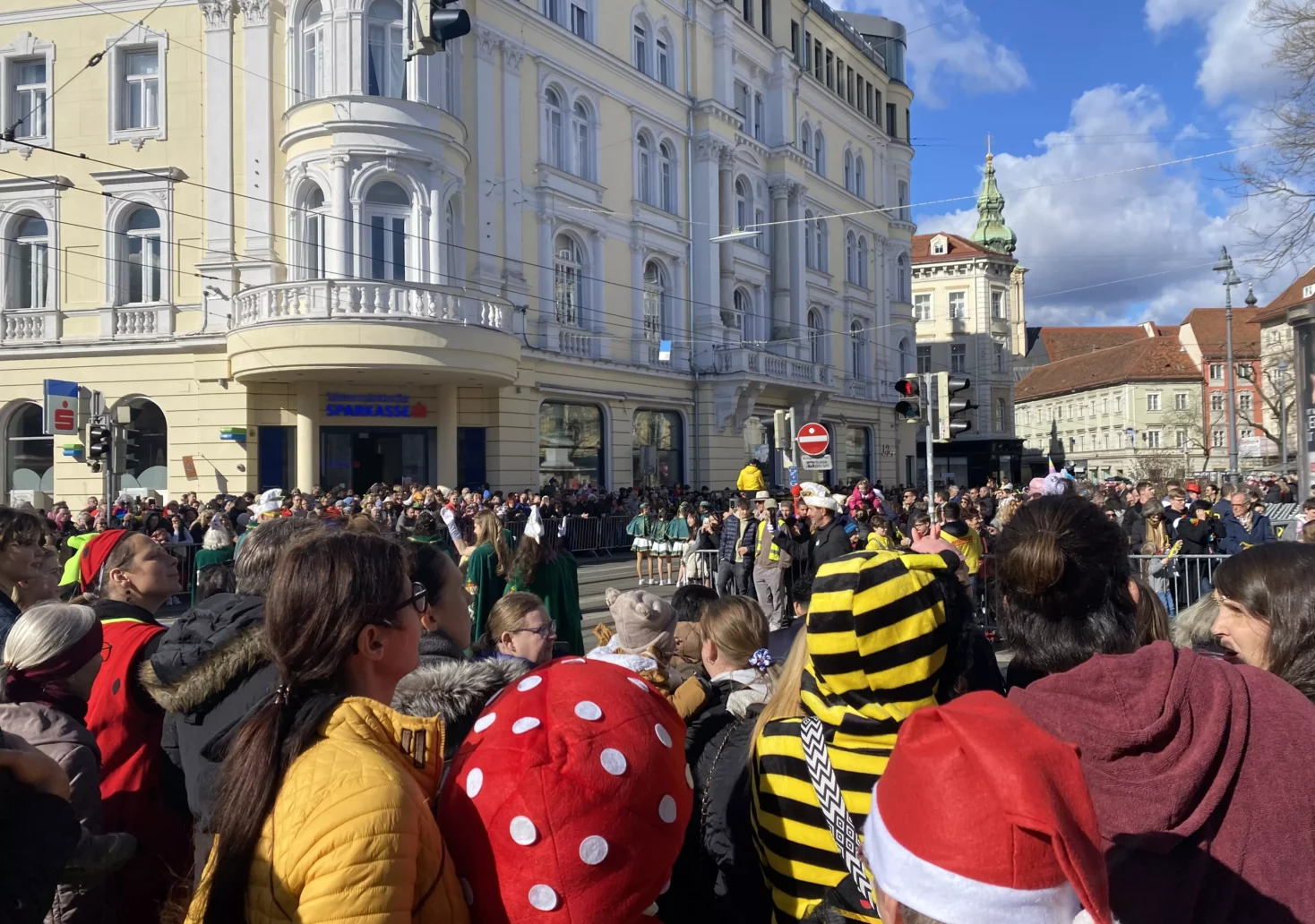 Foto auf 5min.at zeigt den Faschingsumzug in Graz am Faschingsdienstag.