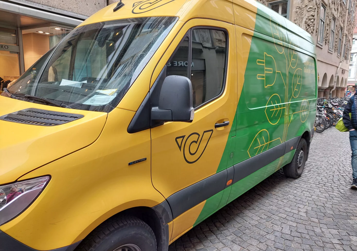 Foto auf 5min.at zeigt ein parkendes Postauto in der Grazer Sporgasse.