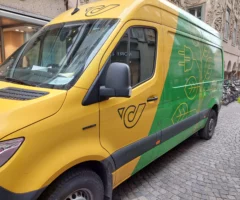 Foto auf 5min.at zeigt ein parkendes Postauto in der Grazer Sporgasse.