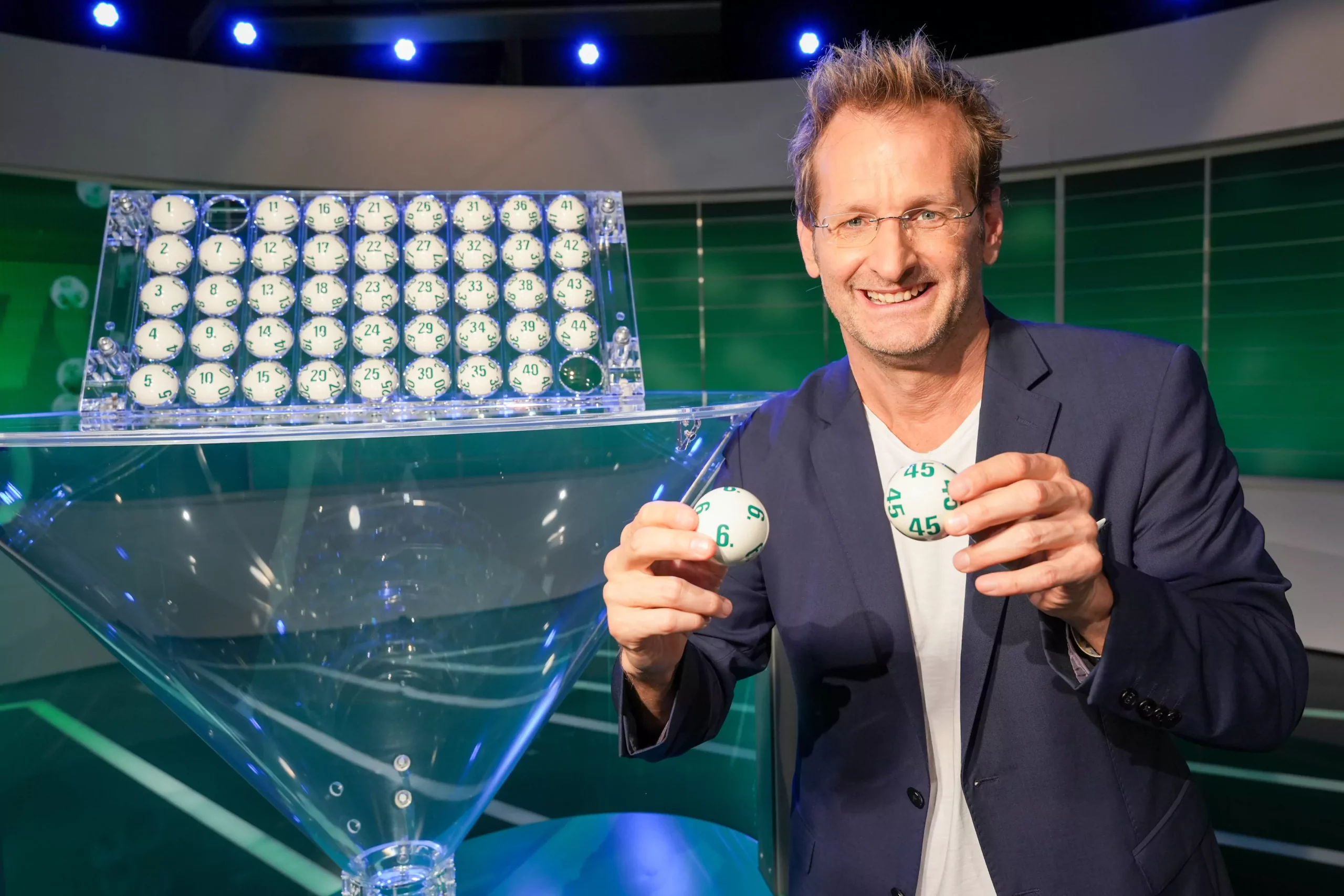 Ein Bild auf 5min.at zeigt Andreas Ferner bei einer Ziehung im September 2022 im Lotto-Studio.